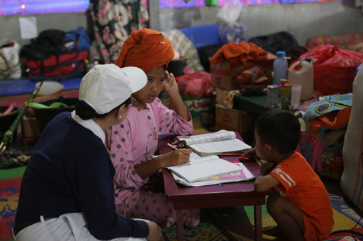 Relawan juga menemani anak-anak belajar yang merindukan sekolah mereka dahulu.