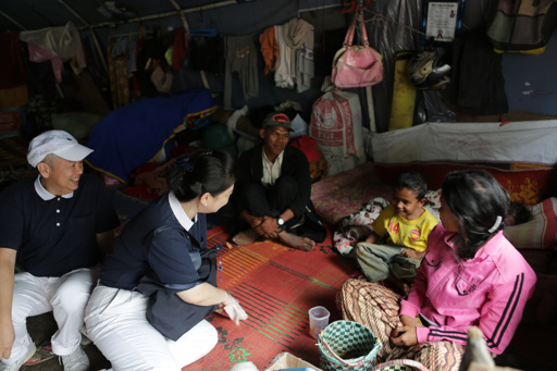 Para pengungsi mengungkapkan keluh kesahnya kepada relawan Tzu Chi yang dengan penuh simpati mendengarkan mereka. 