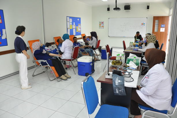 Donor darah berlangsung di kelas Pendidikan Profesi LIA Bandung, Selasa (20/9/2016).