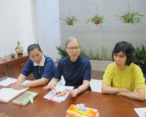 Sukacita dalam Dharma semakin dirasakan karena relawan berkesempatan mendengarkan sharing dari Wen Ly (tengah), relawan senior Tzu Chi Australia.