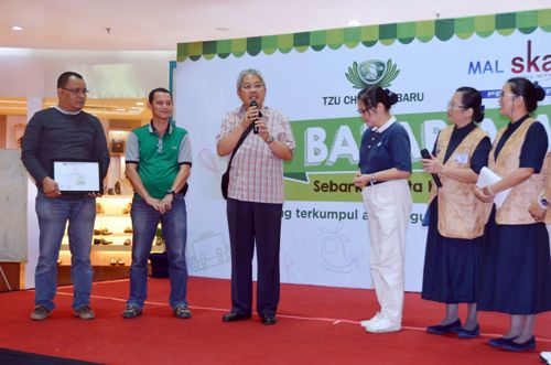 Arcin, penanggung jawab Mal Ska memberikan sambutan di hari pertama bazar. Ia mengungkapkan rasa bahagia dan berbangga hati karena Tzu Chi memilih Mal Ska dalam melakukan kegiatan bazar.