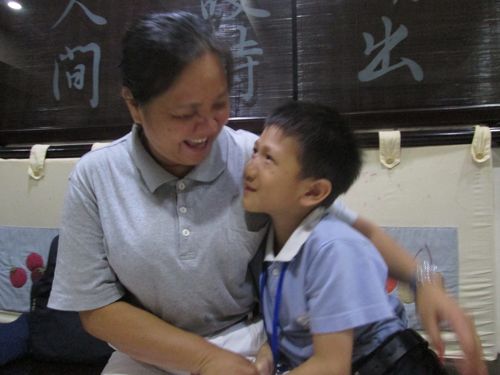 Yonathan bersama mamanya merasa senang bisa ikut dalam kelas budi pekerti karena banyak nilai positif yang didapatkan pada setiap kesempatannya.