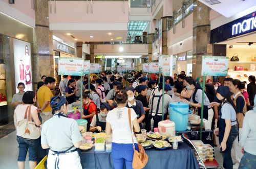 Sebanyak 27 stan yang terdiri dari aneka makanan vegetarian, minuman, snack, kerajinan tangan, tanaman hias, sembako, lukisan dan serta produk-produk lainnya melengkapi bazar.