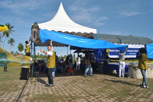 Relawan berinisiatif untuk menambahkan terpal agar pasien yang menunggu giliran tidak kepanasan.