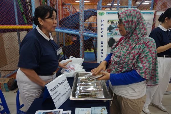 Pengunjung muslim yang datang ke stan makanan vegetarian Tzu Chi, tertarik menikmati makanan vegetarian Tzu Chi yang sehat dan higienis.