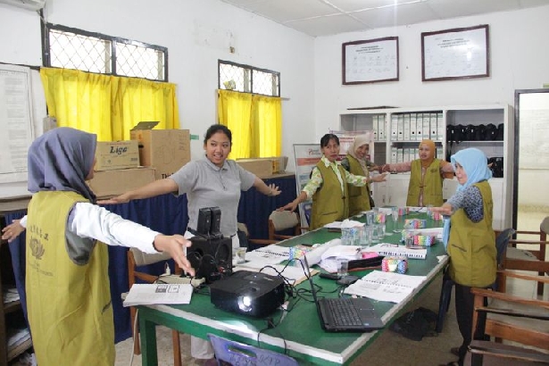 Peserta pelatihan bersama relawan Tzu Chi sedang melakukan simulasi belajar mengajar dalam pelatihan Tim Pengajar Program Ayo Belajar SMART pada tanggal 25 dan 26 Agustus 2016