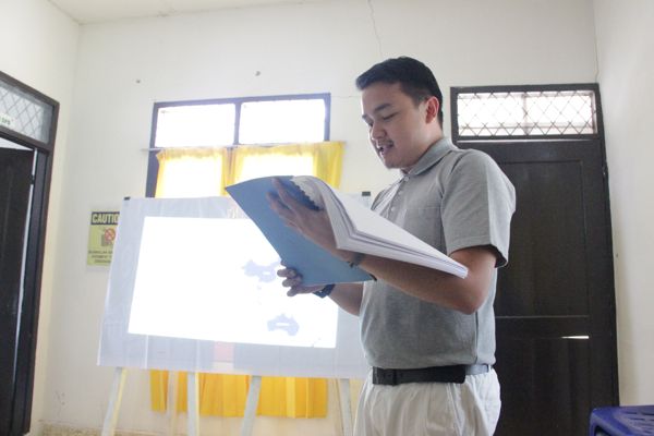 Salah seorang relawan Tzu Chi Cabang Sinar Mas sedang melakukan presentasi materi Ayo Belajar SMART (ABS).
