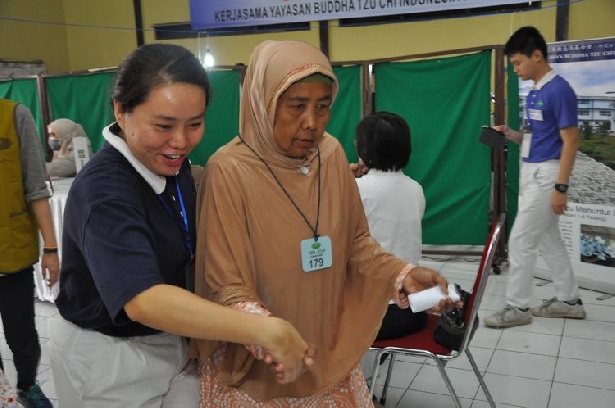 Dengan tulus dan cinta kasihnya para relawan Tzu Chi mendampingi pasien yang datang untuk berobat, mulai dari pendaftaran, mengantarkan ke dokter hingga mendapatkan obat. 