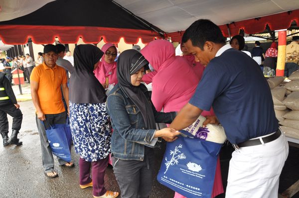 Relawan Tzu Chi sedang membagikan paket sembako kepada warga yang kurang mampu pada kegiatan bakti sosial kesehatan umum dan gigi serta pembagian sembako. Yang diadakan oleh Yayasan Buddha Tzu Chi Bandung bekerjasama dengan POLDA JABAR. (28 /08/16). 