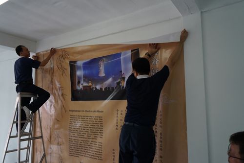 Relawan Tzu Chi bekerjasama untuk memasang poster maupun perlengkapan lainnya menjelang peresmian kantor Tzu Chi Selatpanjang.