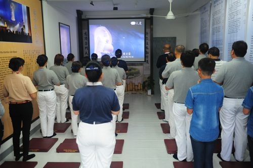 Setelah jam dinding menunjukkan pukul 06.00 WIB, mereka pun mengawali acara kali ini dengan kebaktian Saddharma Pundarika Sutra.