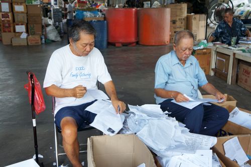 Relawan lansia memilah sampah kertas dalam kegiatan pemilahan sampah daur ulang yang diadakan pada tanggal 4 September 2016 di Depo Pelestarian Lingkungan Kosambi. 