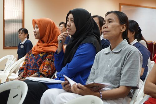 Dewi Emilia Bahry (tengah) turut mengikuti kegiatan pelatihan ini untuk mengenal lebih dekat Tzu Chi.