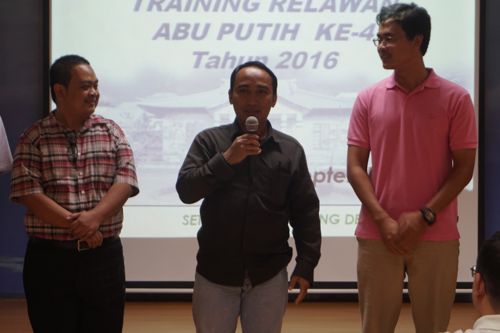 Johannes Subagio (tengah) senang bisa turut serta menyalurkan cinta kasih untuk membantu semua orang yang membutuhkan.