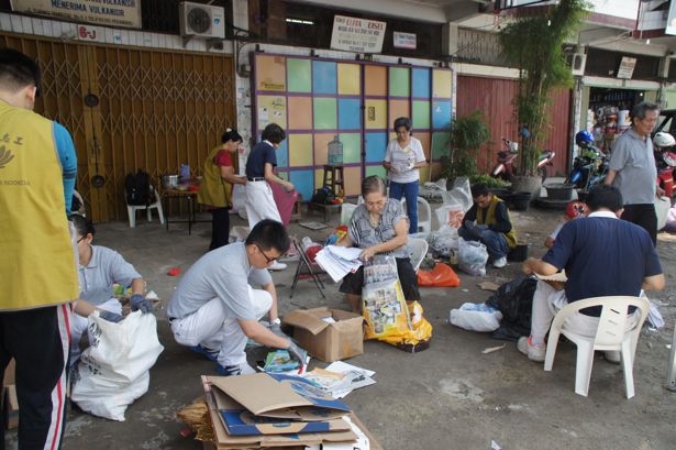 Relawan Tzu Chi berkumpul di Toko Duta Diesel milik relawan setiap bulannya pada minggu keempat untuk melakukan pemilahan sampah daur ulang. Kegiatan pelestarian ini dinamakan Bakti Lingkungan.