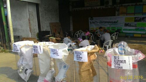 Relawan juga menyediakan tempat sampah yang sudah dibedakan sesuai dengan jenis sampah untuk memudahkan pemilahan.