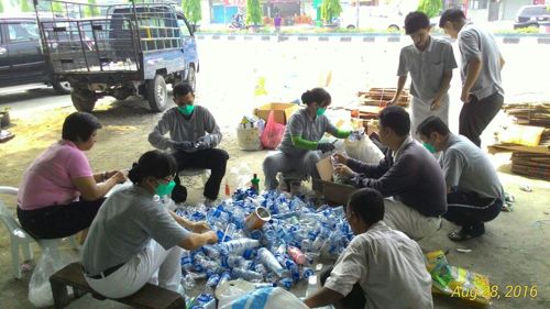 Relawan Tzu Chi bersama-sama melakukan pemilahan sampah pada Minggu, 28 Agustus 2016.