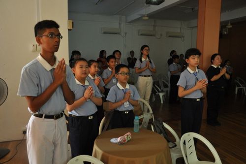Dalam kelas budi pekerti, anak-anak juga diajak untuk berdoa bersama agar dunia bebas dari bencana.