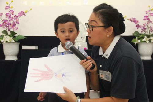 Saddhadika Bhadraka Kumara didampingi Sukmawati memberikan sharing mengenai kerajinan tangan yang telah dibuatnya.