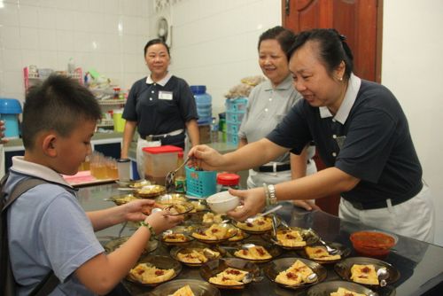 Usai kelas, satu persatu anak menerima makan yang diberikan oleh relawan Tzu Chi pada tanggal 11 September 2016.