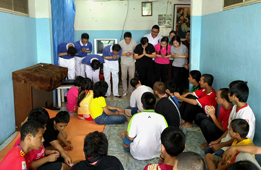 Menebar Kebahagiaan Bagi Anak-Anak