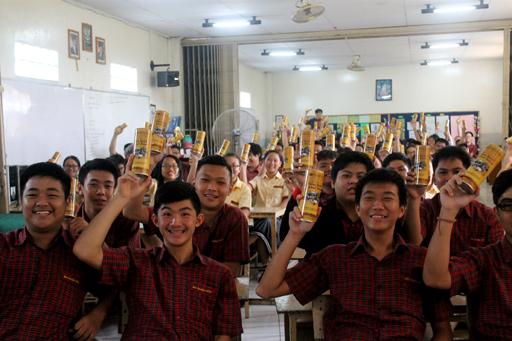 Kegembiraan Para Siswa Sekolah Dharma Putra Kala Bersumbangsih