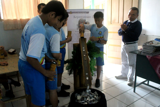 Kegembiraan Para Siswa Sekolah Dharma Putra Kala Bersumbangsih