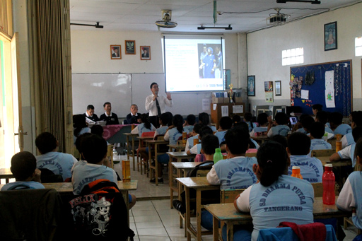 Kegembiraan Para Siswa Sekolah Dharma Putra Kala Bersumbangsih