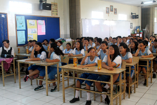 Kegembiraan Para Siswa Sekolah Dharma Putra Kala Bersumbangsih