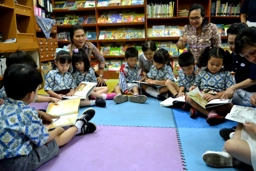 Donasi Buku dan Penuangan Celengan di Hari Sumpah Pemuda