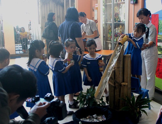 Donor Darah dan Tuang Celengan di Sekolah Ehipassiko