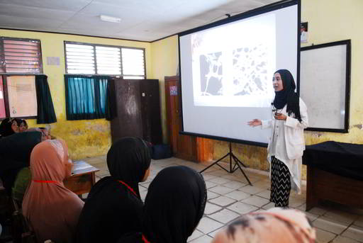 3.	Selain baksos, kegiatan hari itu juga dilengkapi dengan sesi penyuluhan untuk memberikan pendidikan tentang macam penyakit degeneratif dan bagaimana pencegahannya.