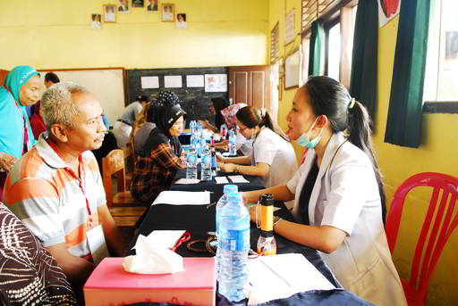 2.	Selain relawan Tzu Chi, siswa kelas 6 SDN 1 Gunung Sulah (berseragam olahraga warna kuning) juga turut berkontribusi menjadi relawan pendamping pasien. Farida Kusnani S.Pd., M.Pd., Kepala Sekolah SDN 1 Gunung Sulah mengaku senang sekaligus bangga karena Tzu Chi memilih sekolah mereka sebagai lokasi baksos.