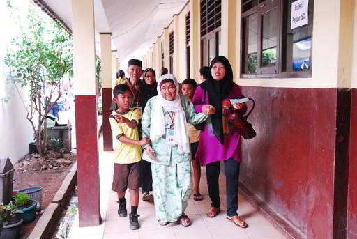 1.	Indra Halim, Koordinator Bakti Sosial Kesehatan Degeneratif Lampung menenangkan pasien lansia yang tengah menunggu dokter. Minggu, 13 November 2016, Tzu Chi Lampung mengadakan Bakti Sosial Kesehatan Degeneratif untuk warga Gunung Sulah, Kelurahan Gunung Sulah, Kecamatan Way Halim, Bandar Lampung. Sebanyak 361 pasien datang mengikuti baksos.