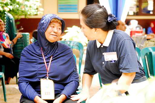 4.	Sejak pagi, dokter yang tergabung dalam baksos telah melayani satu demi satu pasien. Mereka mendengarkan keluhan yang hampir sama dari setiap pasien yang datang.