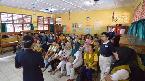 5.	Lita, relawan Tzu Chi mendampingi pasien menunggu pengambilan obat. Dalam melakukan pendampingan, ia memberikan pesan-pesan kepada pasien untuk selalu menjaga kesehatan setiap saat.