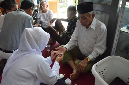 Membahagiakan Mereka yang Berusia Senja 