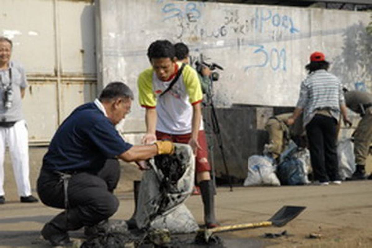 Bersih-bersih di Kapuk Muara