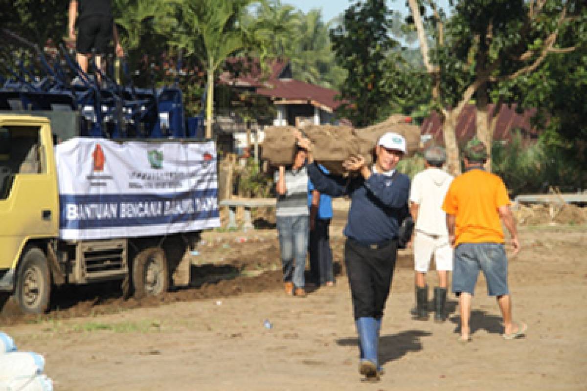 Banjir Manado: Cash for Work (1)