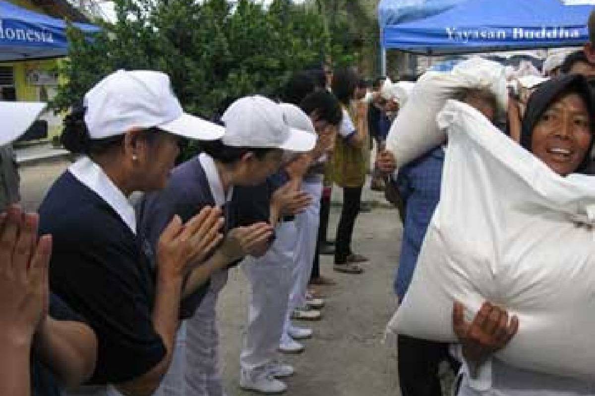 Pembagian Beras di Cikarang Bekasi