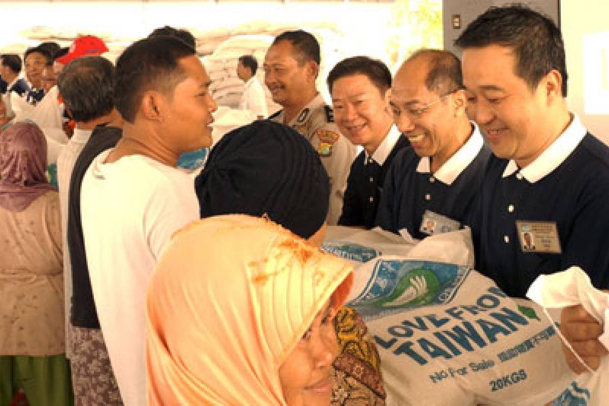 Pembagian Beras di Rusun Cinta Kasih Muara Angke