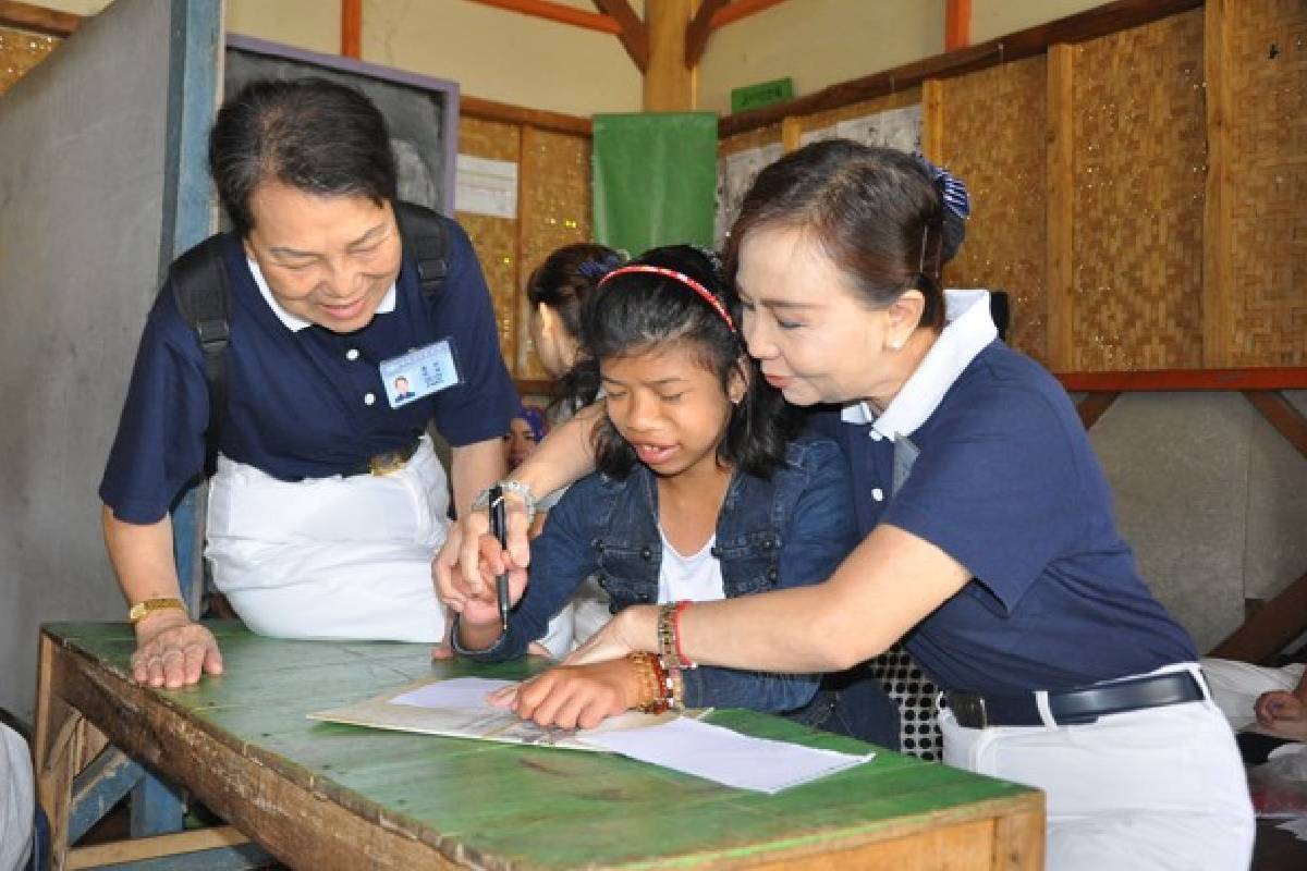 Cinta Kasih Relawan Tzu Chi Bandung untuk Anak-anak Yayasan Aziziah