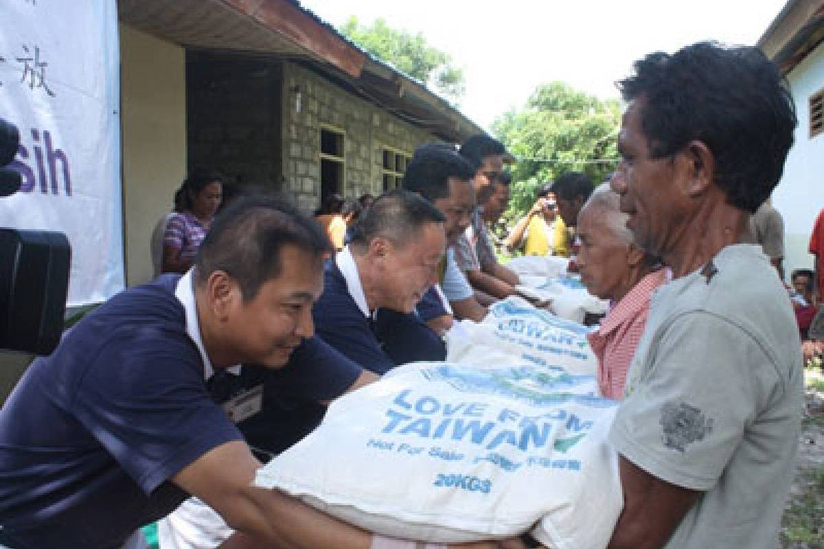 Baksos NTT: Pembagian Beras (Tahap 3) 