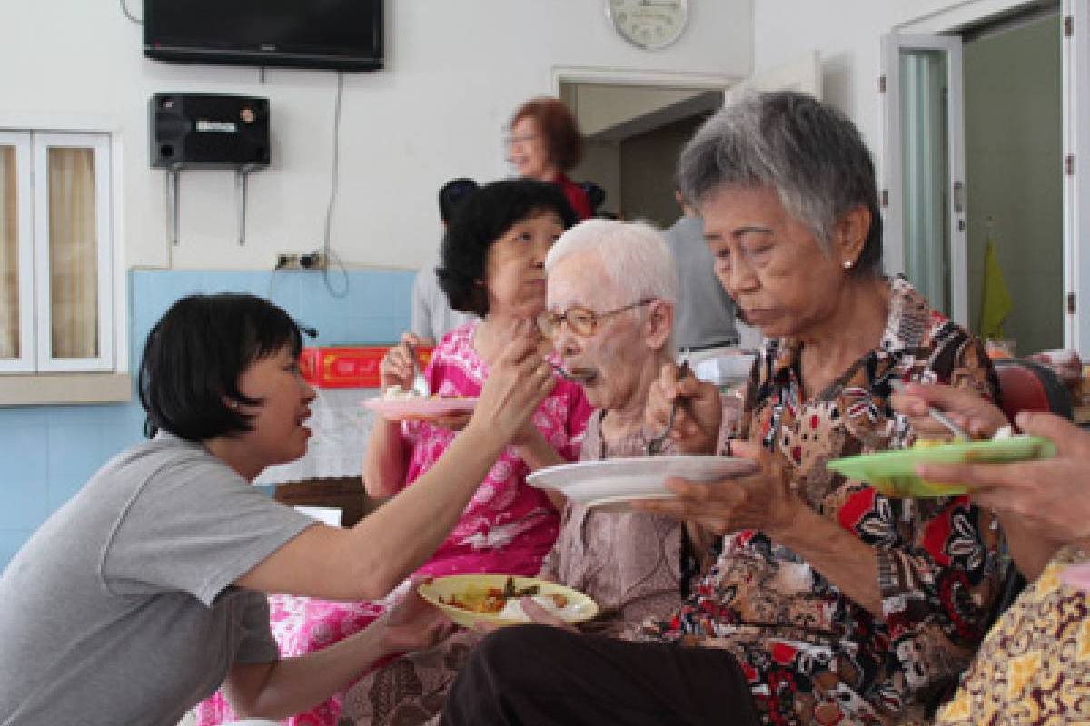 Kunjungan Kasih ke Panti Wreda Santa Anna