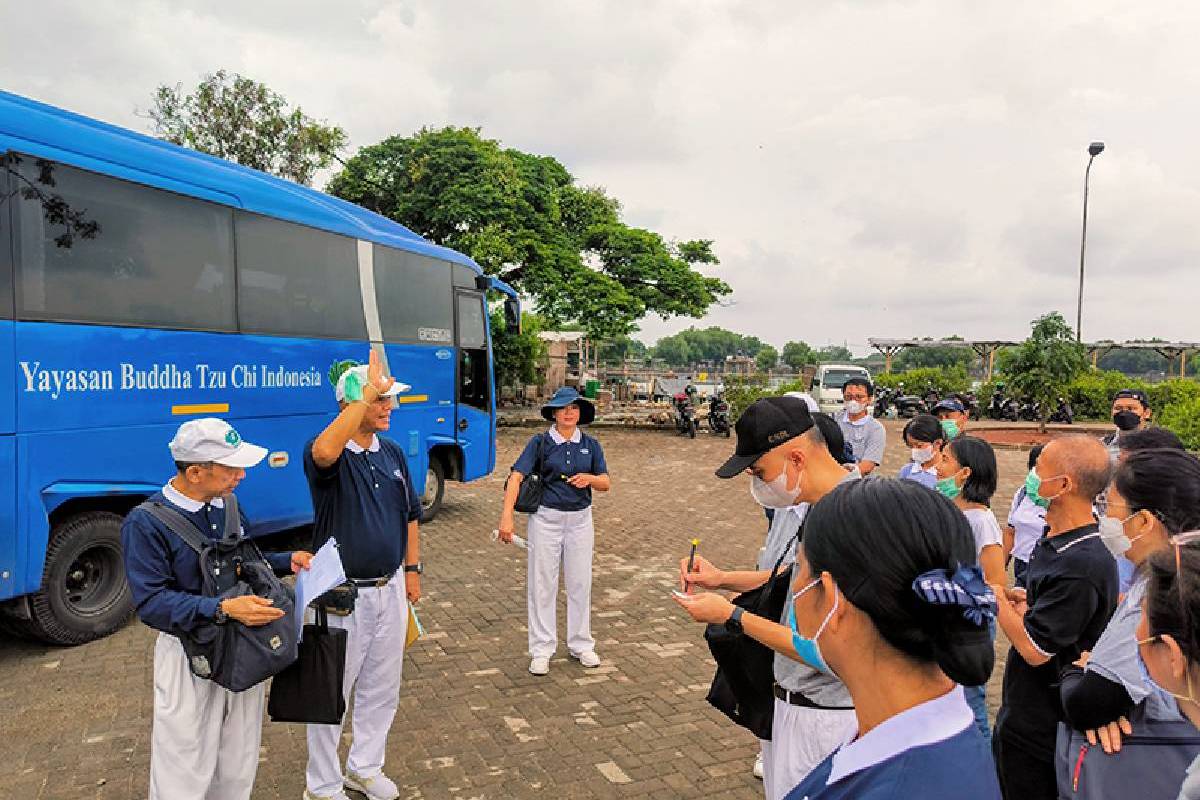 Pembagian Kupon dan Paket Cinta Kasih di Kamal Muara