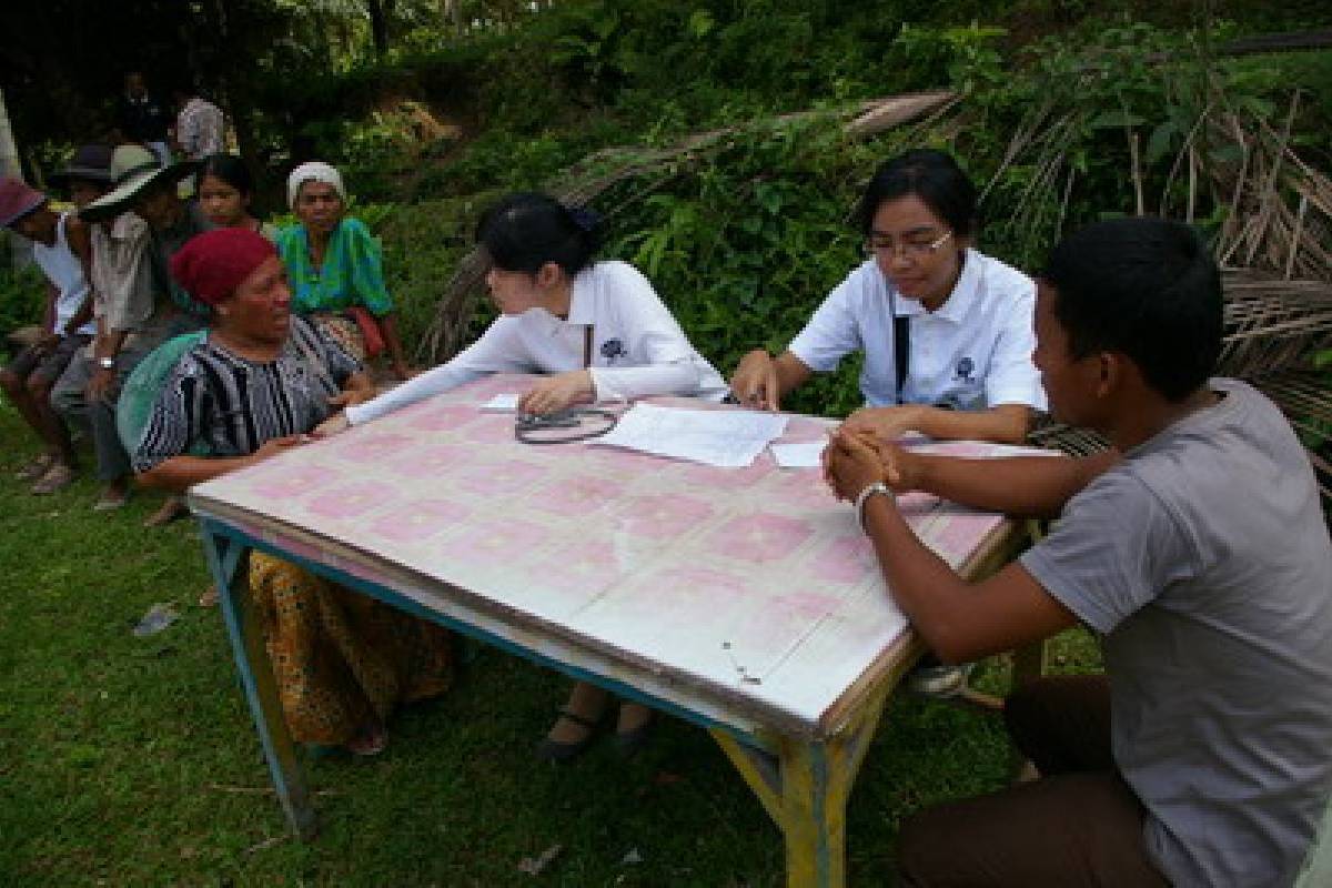 Bantuan untuk Korban Gempa Sumatera: Menjemput Pasien