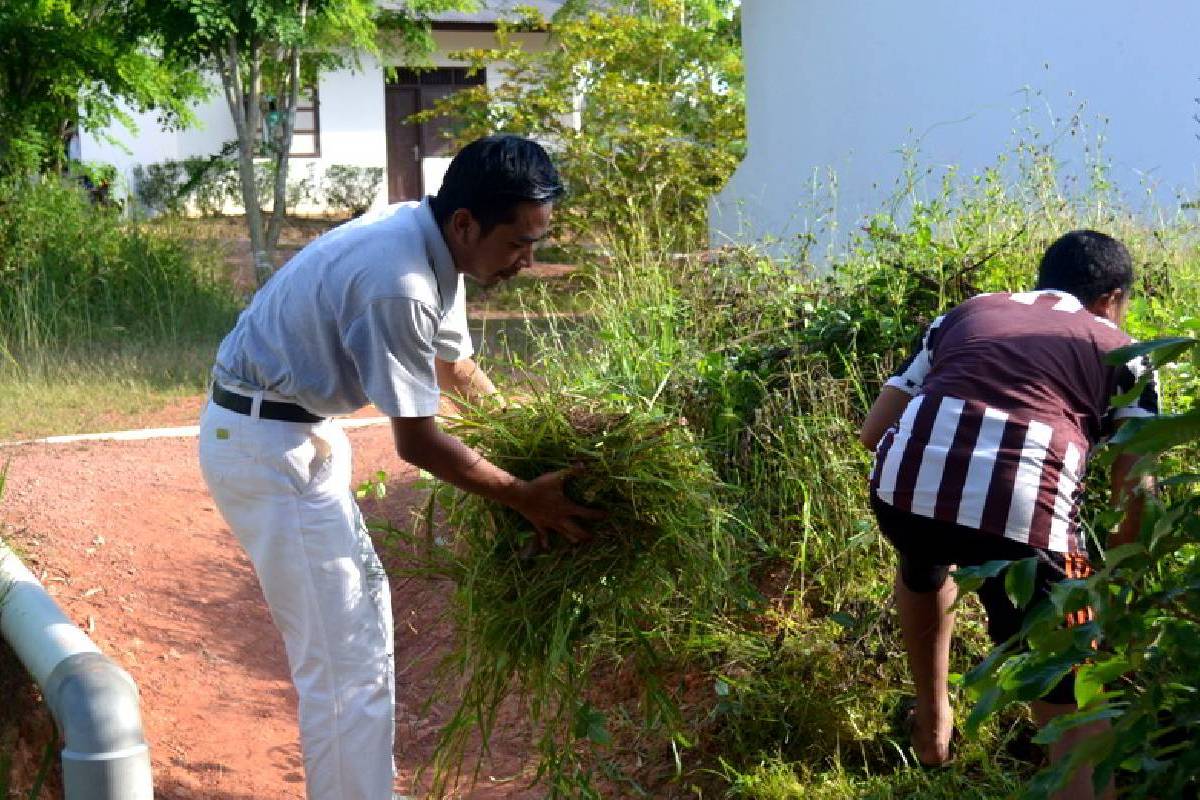 Kepedulian Terhadap Lingkungan Melalui Kegiatan Pondok Bersih	