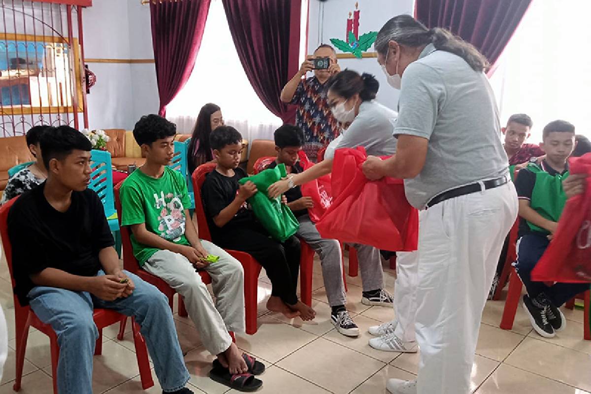 Berbagi Kasih dan Kebahagiaan Dengan Anak Panti Asuhan Immanuel Palu