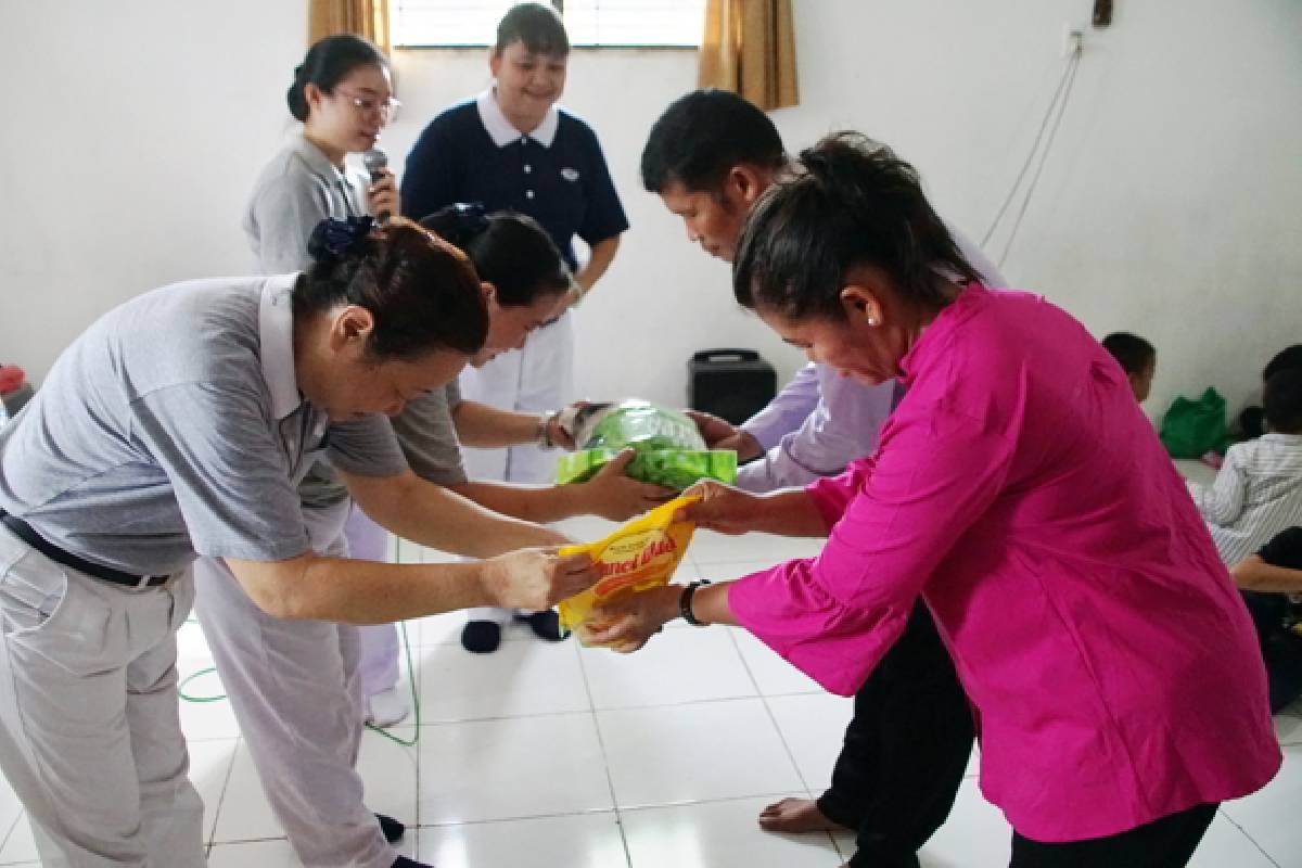 Berbagi Kasih Natal di Panti Asuhan Anak Emas