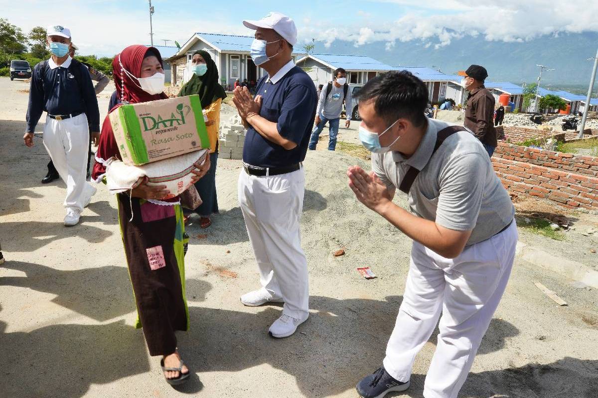 Bantuan Beras dan Mi DAAI di Perumahan Cinta Kasih Tzu Chi Pombewe